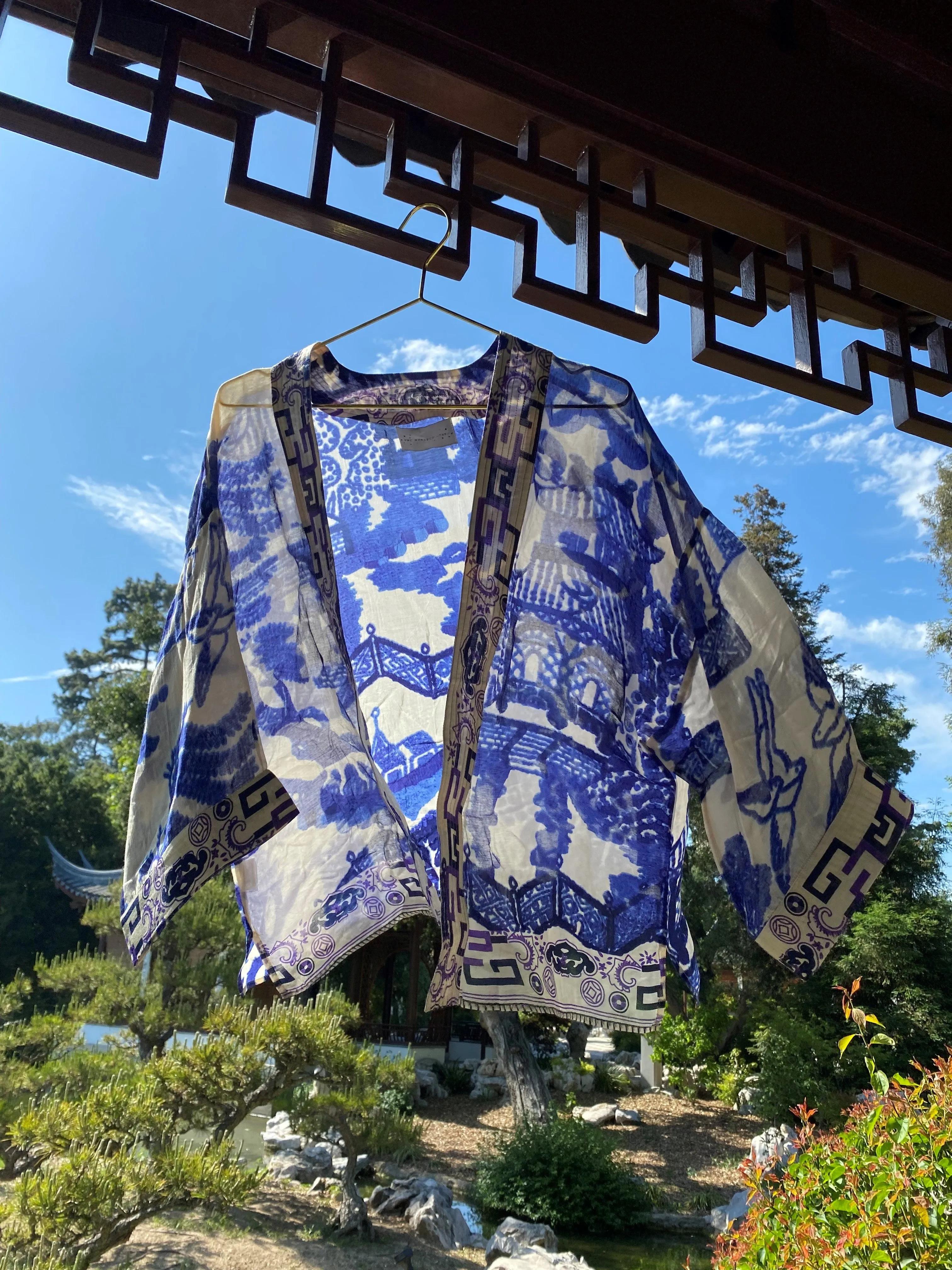 BLUE WILLOW PRINT SHORT KIMONO