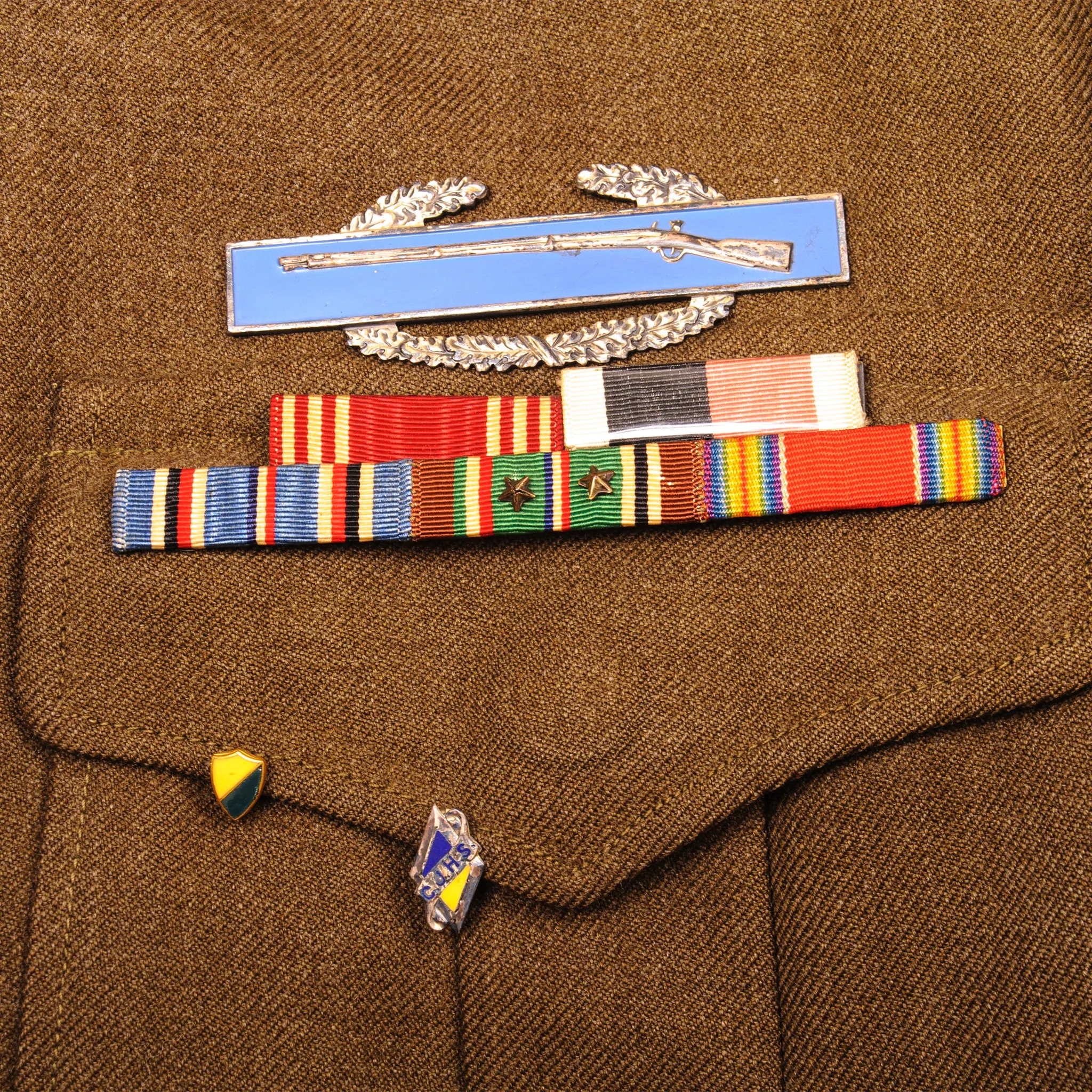 VINTAGE US ARMY WOOL FIELD JACKET WW2 ERA SIZE 34S WITH PATCHES, INSIGNIAS AND RIBBONS